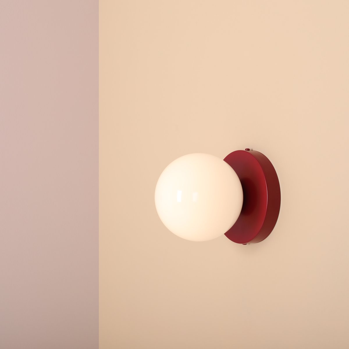 Ball Ø15 Bourgondië wandlamp Van Artera - Dankzij het minimalistische ontwerp past de lamp naadloos in zowel moderne als klassieke interieurs en biedt hij effectief licht dat de sfeer in de kamer verbetert.