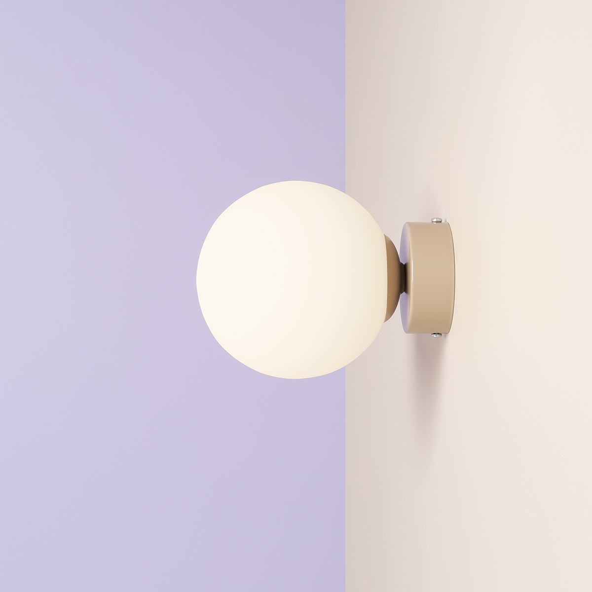 Ball Ø15 Beige wandlamp Van Artera - Perfect voor de hal, slaapkamer of woonkamer &ndash; een klein detail met een groot effect.