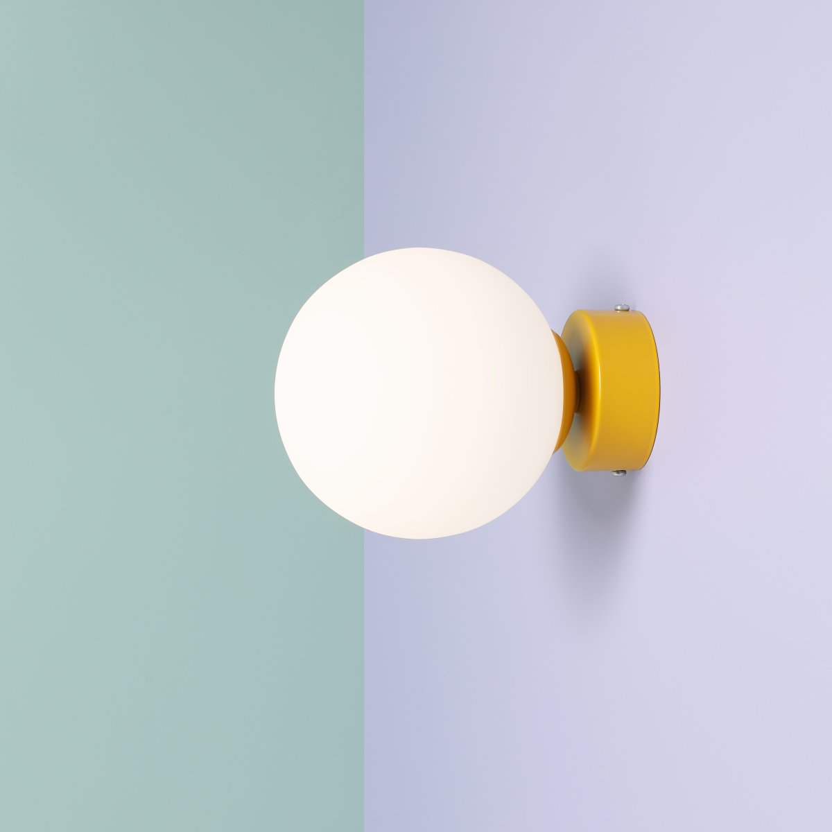 Ball Ø15 Mosterd wandlamp Van Artera - Dankzij het minimalistische ontwerp past de lamp naadloos in zowel moderne als klassieke interieurs en biedt hij effectief licht dat de sfeer in de kamer verbetert.
