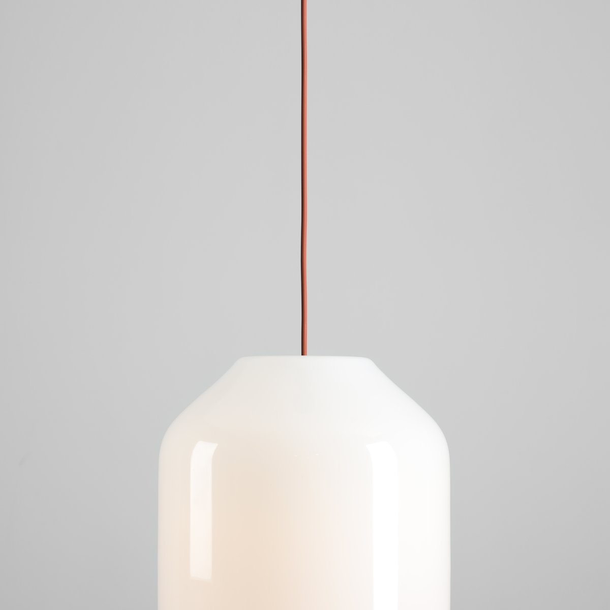 Flask Ø27 Terracotta hanglamp Van Artera - De royale kap van opaalglas heeft een diameter van 27 cm en verspreidt een zacht en aangenaam licht dat een uitnodigende sfeer in de kamer creëert.