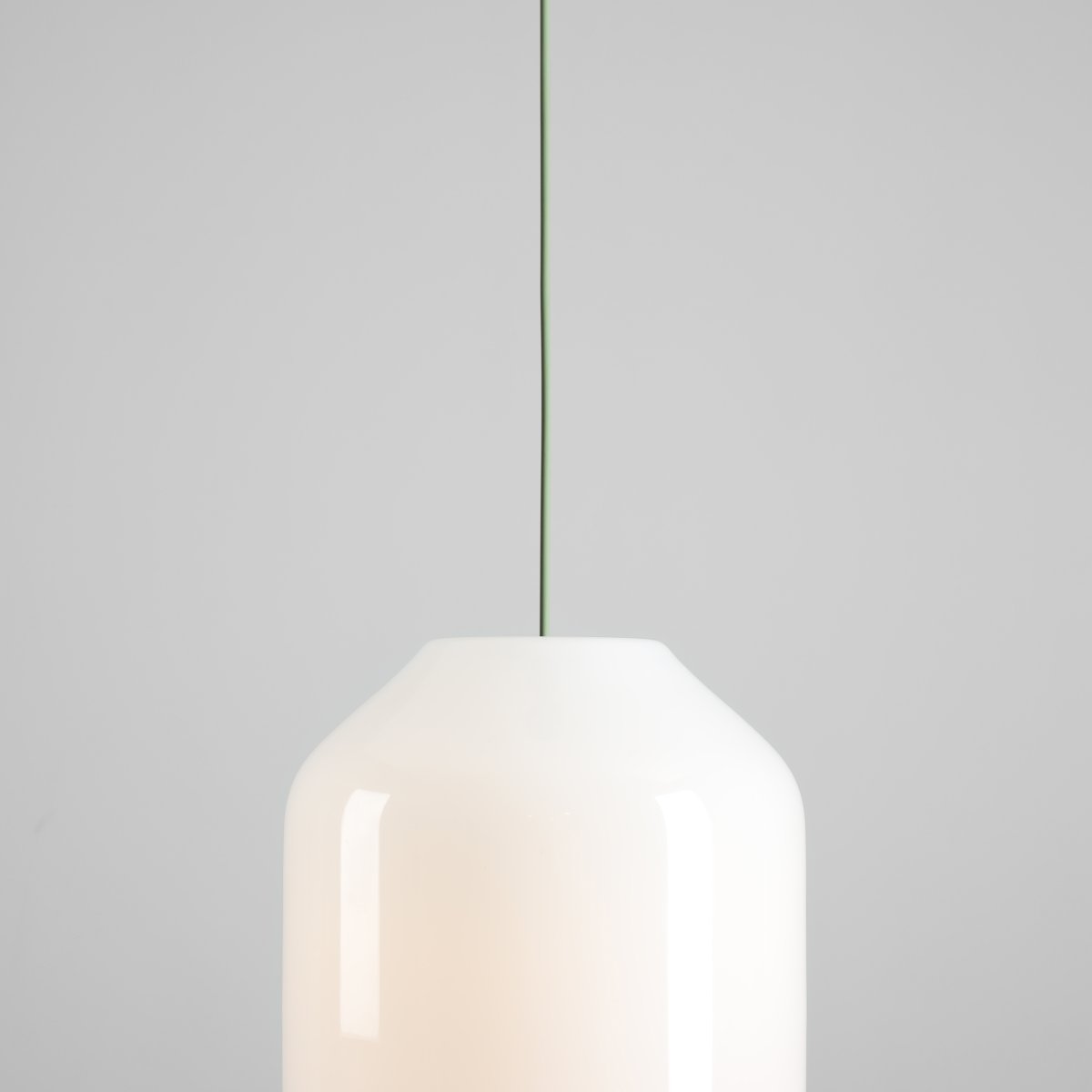 Flask Ø27 Groente hanglamp Van Artera - De royale kap van opaalglas heeft een diameter van 27 cm en verspreidt een zacht en aangenaam licht dat een uitnodigende sfeer in de kamer creëert.