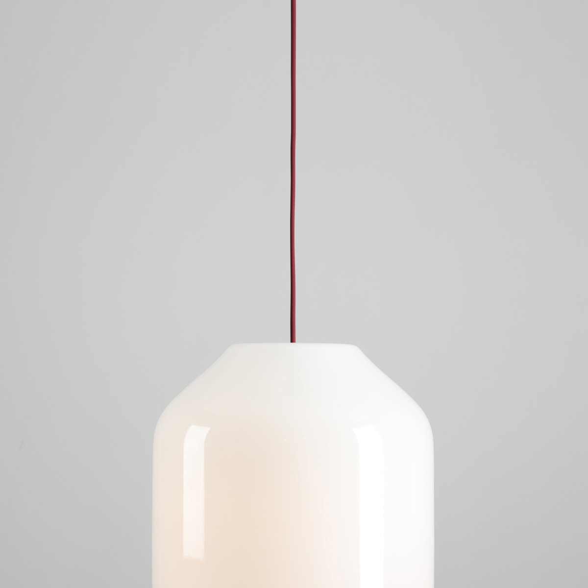 Flask Ø27 ROOD hanglamp Van Artera - De royale kap van opaalglas heeft een diameter van 27 cm en verspreidt een zacht en aangenaam licht dat een uitnodigende sfeer in de kamer creëert.