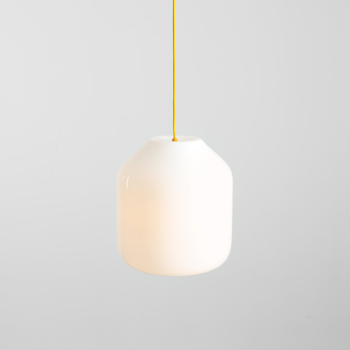 Flask Ø27 Geel hanglamp Van Artera - De royale kap van opaalglas heeft een diameter van 27 cm en verspreidt een zacht en aangenaam licht dat een uitnodigende sfeer in de kamer creëert.