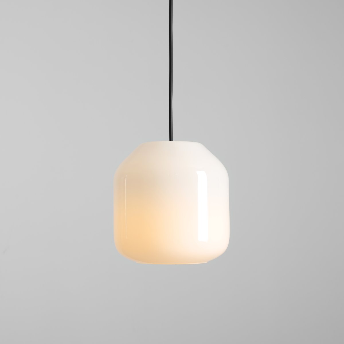 Flask Ø18 Zwart hanglamp Van Artera - De ronde kap van opaalglas verspreidt een zacht en aangenaam licht dat een uitnodigende sfeer in de kamer creëert.