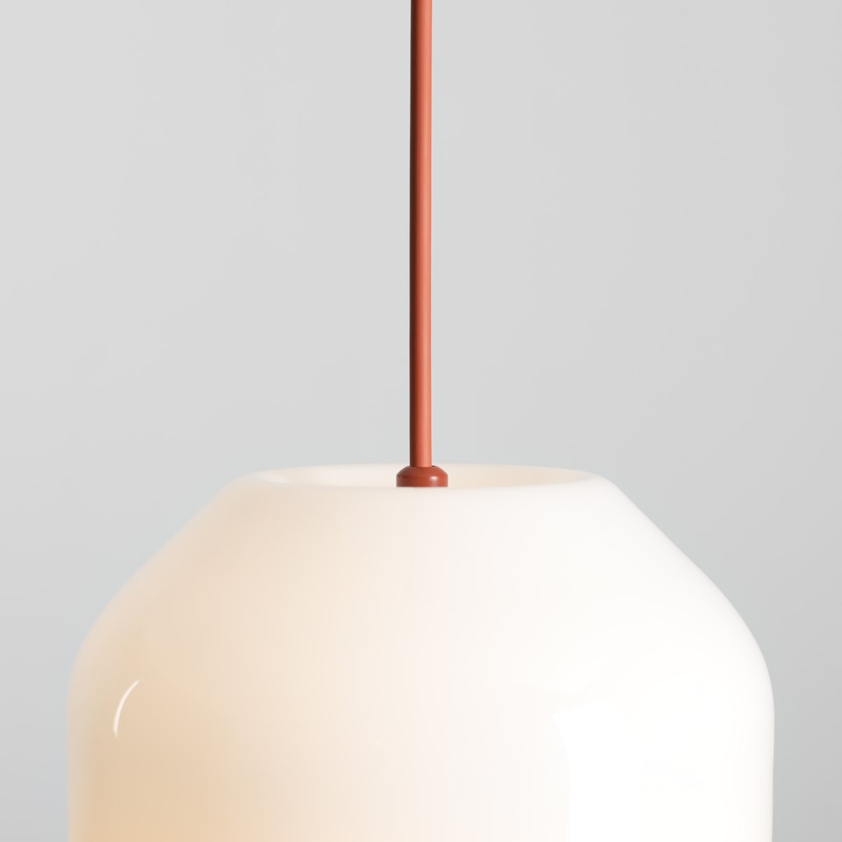 Flask Ø18 Terracotta hanglamp Van Artera - De metalen details en de bijpassende kabel hebben een prachtige terracotta kleur die de lamp een harmonieuze en speelse uitstraling geeft.
