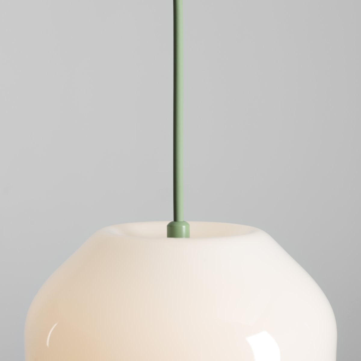 Flask Ø18 Groente hanglamp Van Artera - De metalen details en de bijpassende kabel hebben een prachtige saliegroene kleur die de lamp een harmonieuze en speelse uitstraling geeft.