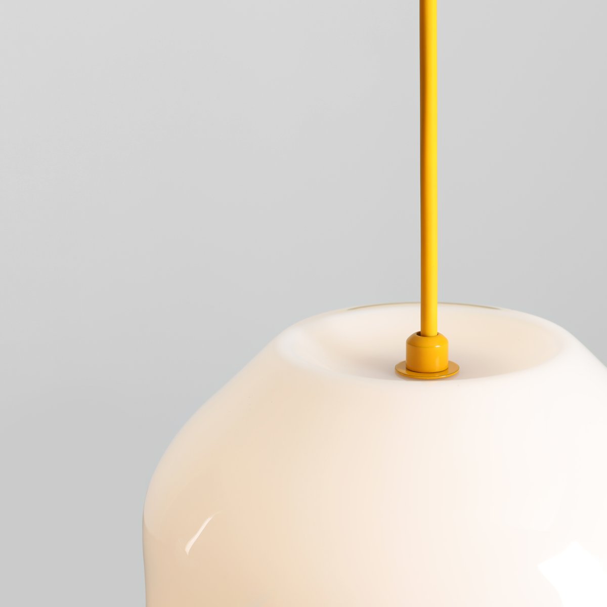 Flask Ø18 Geel hanglamp Van Artera - De metalen details en de bijpassende kabel hebben een mooie gele kleur die de lamp een harmonieuze en speelse uitstraling geeft.