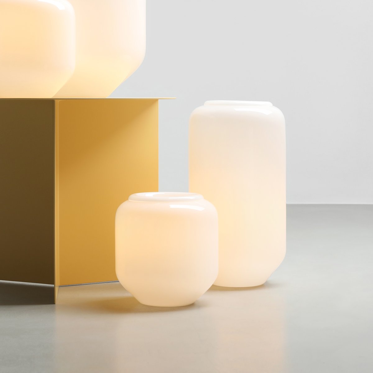 Flask 36cm Wit/zwart tafellamp Van Artera - De zwarte kabel zorgt voor een mooi kleurcontrast en geeft de lamp een harmonieuze en speelse uitstraling.