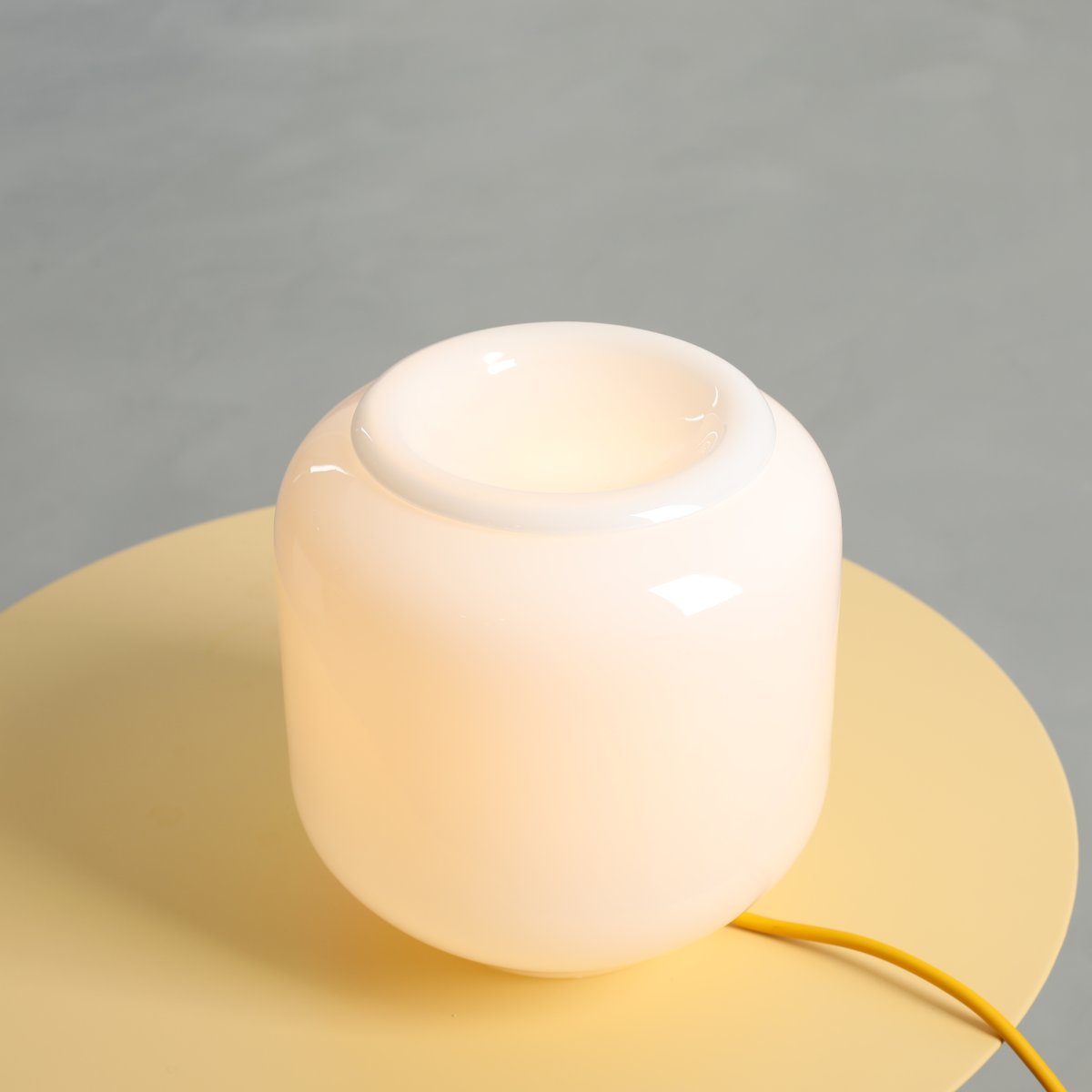 Flask 18cm Wit/geel tafellamp Van Artera - De gele kabel is een mooi kleurrijk detail dat de lamp een harmonieuze en speelse uitstraling geeft.