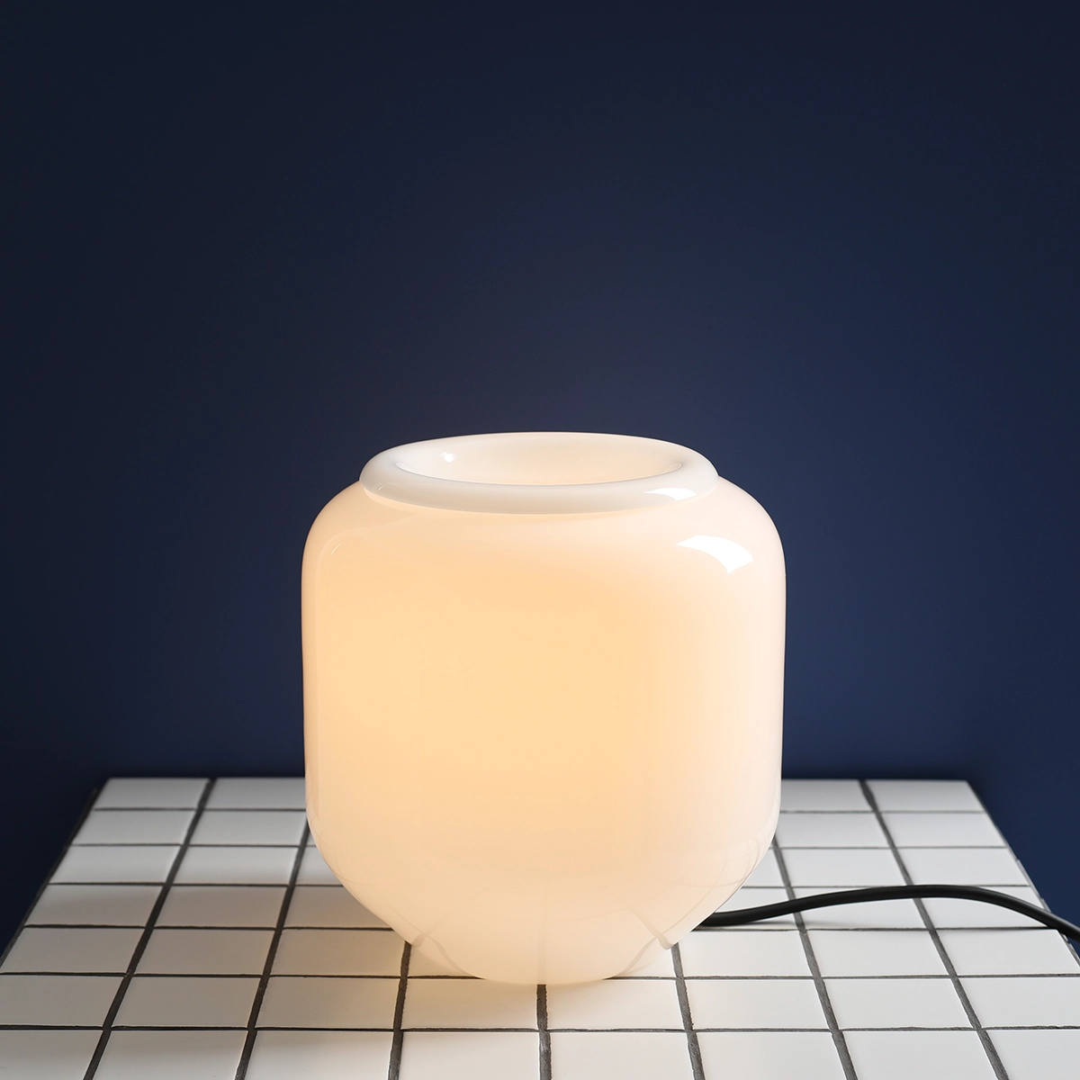Flask 18cm Wit/zwart tafellamp Van Artera - De zwarte kabel vormt een mooi kleurcontrast en geeft de lamp een harmonieuze en speelse uitstraling.
