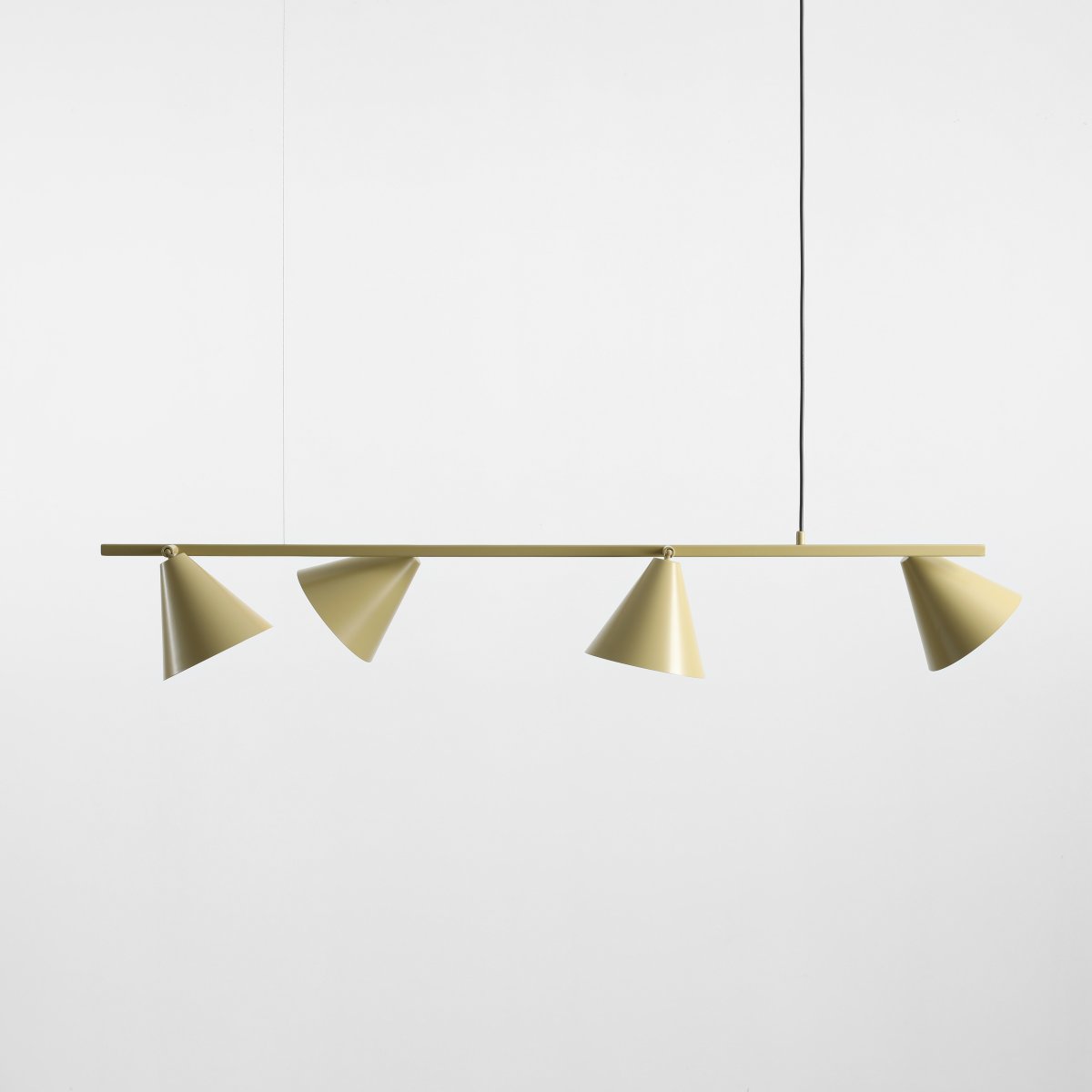Form 120cm Pistache hanglamp Van Artera - De langwerpige vorm wordt gecombineerd met vier kegelvormige kappen in een zachte pistachegroene kleur, wat de lamp een moderne en decoratieve uitstraling geeft.