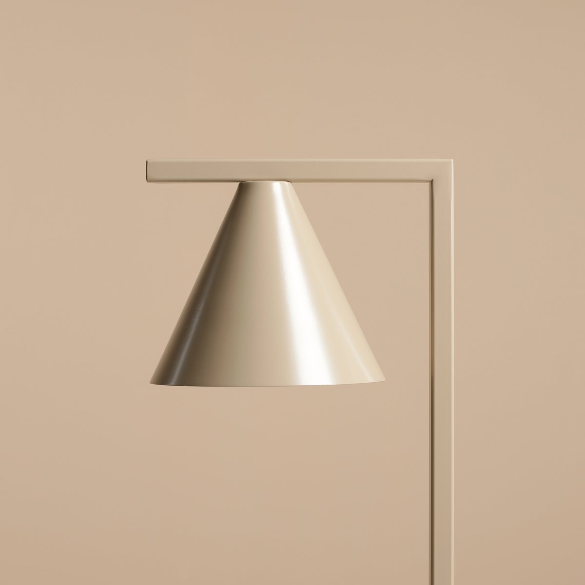 Form 40cm Beige tafellamp Van Artera - Het tijdloze design en de subtiele kleur zorgen ervoor dat de lamp gemakkelijk in verschillende interieurstijlen past en tegelijkertijd een verfijnde en moderne uitstraling aan de kamer toevoegt.