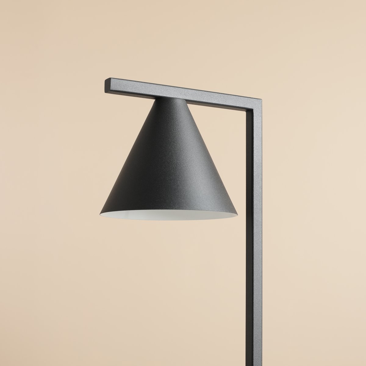 Form 40cm Zwart tafellamp Van Artera - Het tijdloze design en de subtiele kleur zorgen ervoor dat de lamp gemakkelijk in verschillende interieurstijlen past en tegelijkertijd een verfijnde en moderne uitstraling aan de kamer toevoegt.