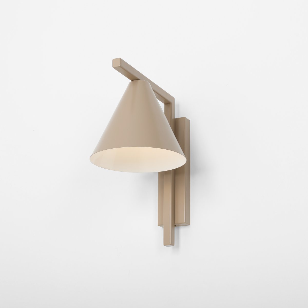 Form 23cm Beige wandlamp Van Artera - Het tijdloze design en de subtiele kleur zorgen ervoor dat de lamp gemakkelijk in verschillende interieurstijlen past en tegelijkertijd een verfijnde en moderne uitstraling aan de kamer toevoegt.