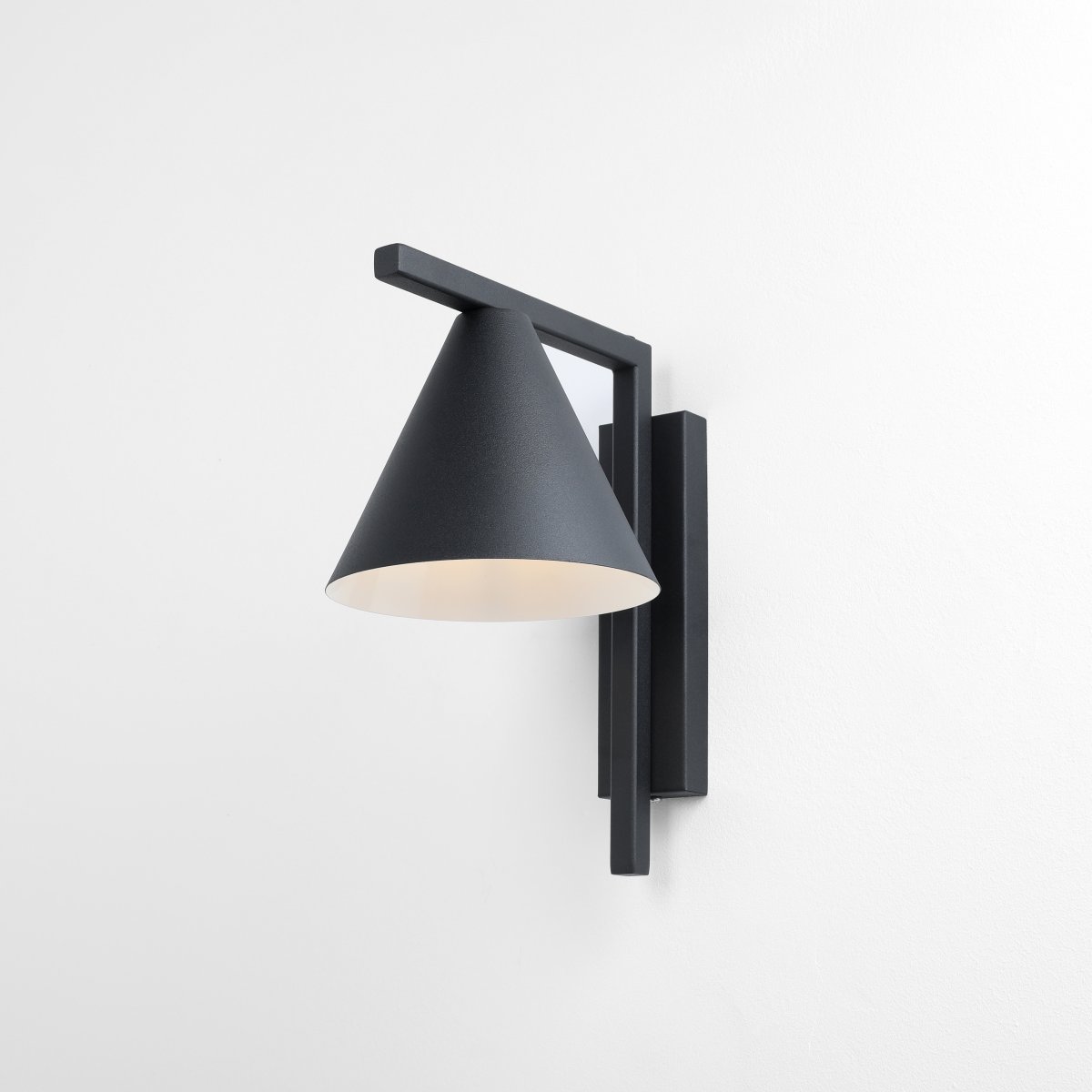 Form 23cm Zwart wandlamp Van Artera - Het tijdloze design en de subtiele kleur zorgen ervoor dat de lamp gemakkelijk in verschillende interieurstijlen past en tegelijkertijd een verfijnde en moderne uitstraling aan de kamer toevoegt.