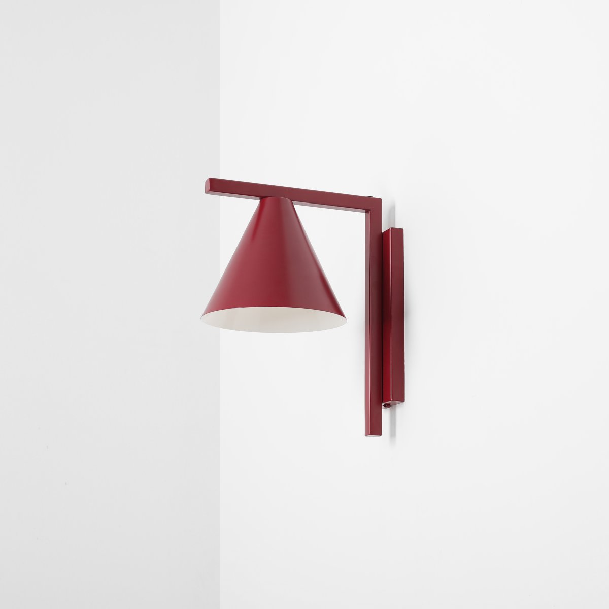 Form 23cm Bourgondië wandlamp Van Artera - Het tijdloze design en de subtiele kleur zorgen ervoor dat de lamp gemakkelijk in verschillende interieurstijlen past en tegelijkertijd een verfijnde en moderne uitstraling aan de kamer toevoegt.