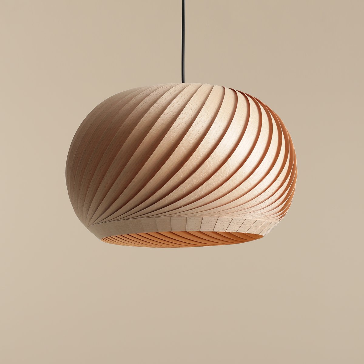 Dark Ø40 Natuur hanglamp Van Artera - De donkere houtafwerking geeft een warme en aardse uitstraling, waardoor het een uitstekende keuze is voor moderne en Scandinavische interieurstijlen.