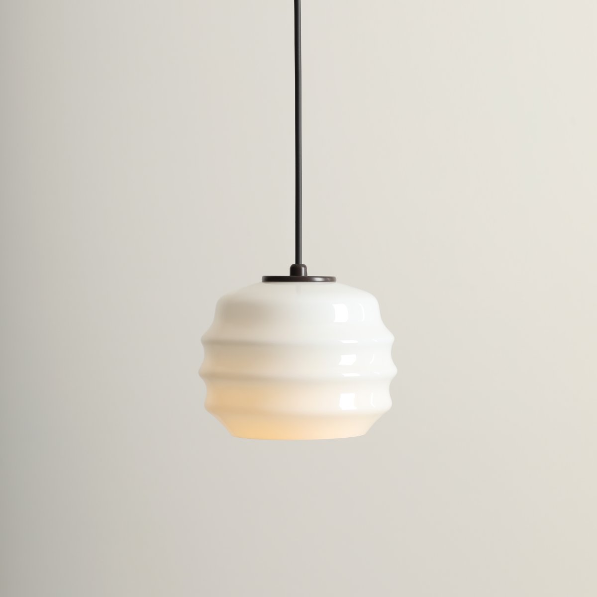 Puff Ø16 Donkerbruin hanglamp Van Artera - Puff is een charmante plafondlamp die zachte vormen combineert met een modern en stijlvol design.