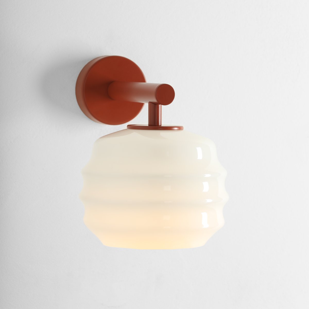 Puff 23cm Terracotta wandlamp Van Artera - De metalen details in terracotta vormen een mooi contrast met het lichte glas en geven de lamp een warme uitstraling.