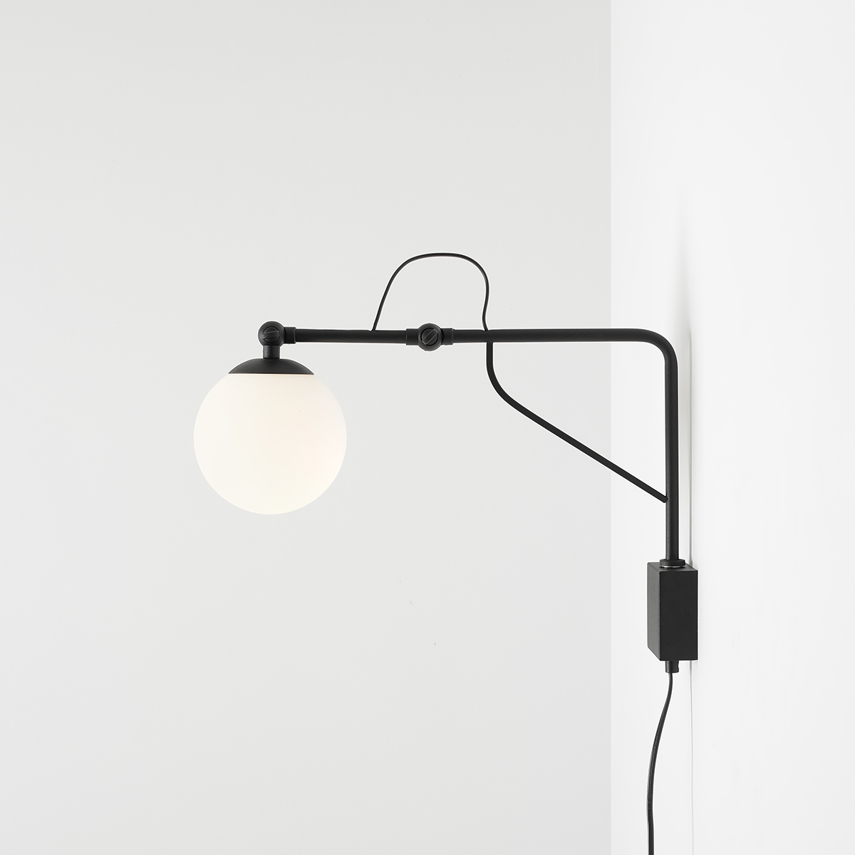 Soho 50cm Zwart wandlamp Van Artera - De lamp heeft een stijlvol matzwart metalen frame en een opaalbol die een zacht, warm licht verspreidt en een uitnodigende sfeer creëert in elke kamer.