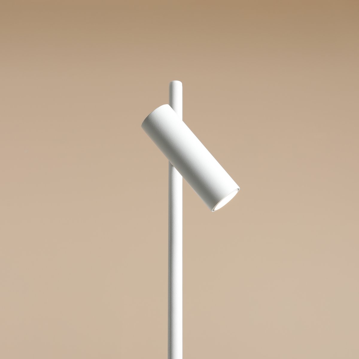 Trevo 54cm Wit bureaulamp Van Artera - De Trevo tafellamp, gemaakt van metaal, heeft een modern en functioneel design.