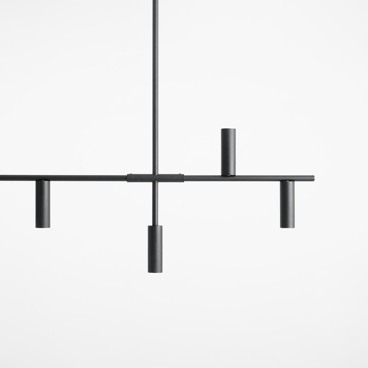 Trevo 145cm Zwart hanglamp Van Artera - Trevo is een minimalistische plafondlamp met een matte zwarte afwerking die het licht verspreidt via zes naar beneden gerichte lichtbronnen, terwijl een enkele buis het licht naar boven richt om het patroon te doorbreken.