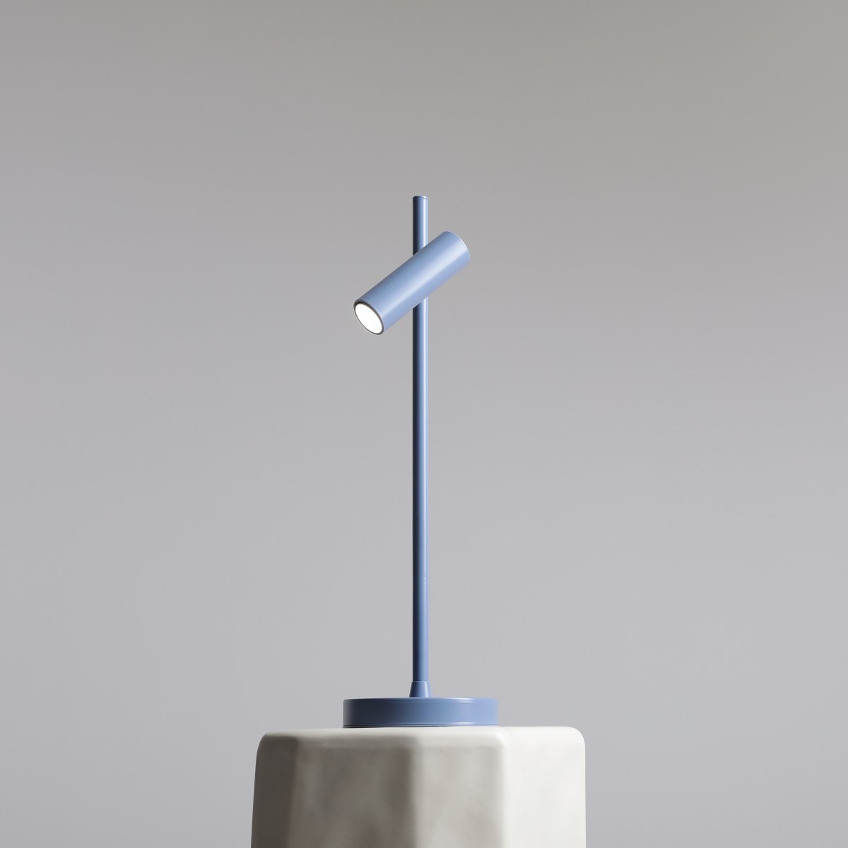 Trevo 54cm Blauw bureaulamp Van Artera - De Trevo tafellamp, gemaakt van metaal, heeft een modern en functioneel design.