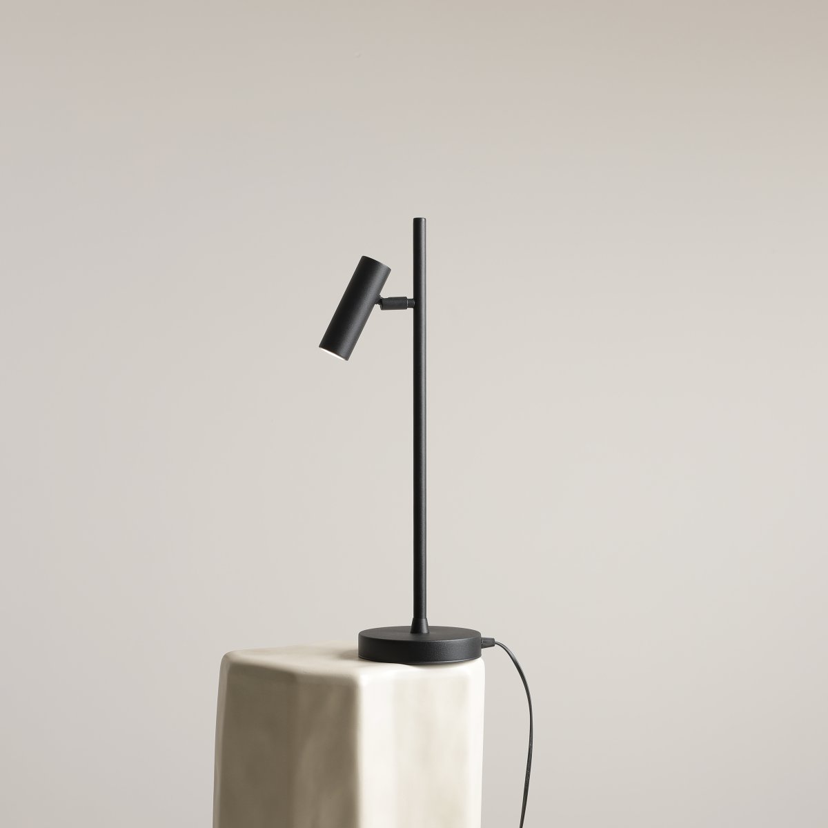 Trevo 54cm Zwart bureaulamp Van Artera - De Trevo tafellamp, gemaakt van metaal, heeft een modern en functioneel design.