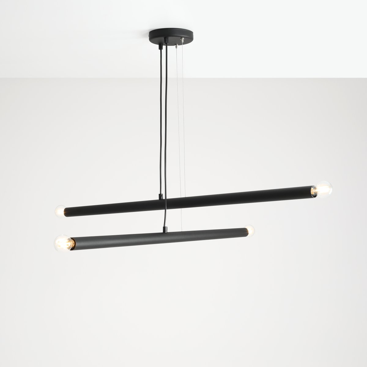 Tubo 4 100cm Zwart hanglamp Van Artera - De lamp bestaat uit twee smalle metalen buizen met een stijlvolle zwarte afwerking, die onder verschillende hoeken zijn geplaatst en zo een spannend en luchtig effect creëren.
