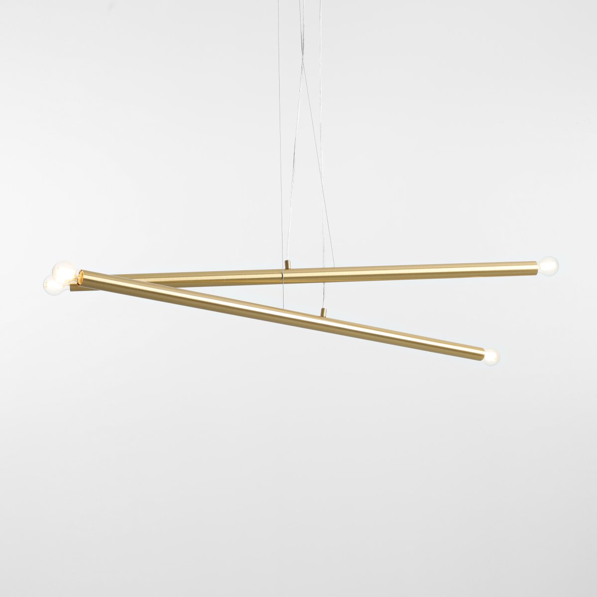 Tubo 4 100cm Messing hanglamp Van Artera - De lamp bestaat uit twee smalle metalen buizen met een elegante messing afwerking, die onder verschillende hoeken zijn geplaatst en zo een spannend en luchtig effect creëren.