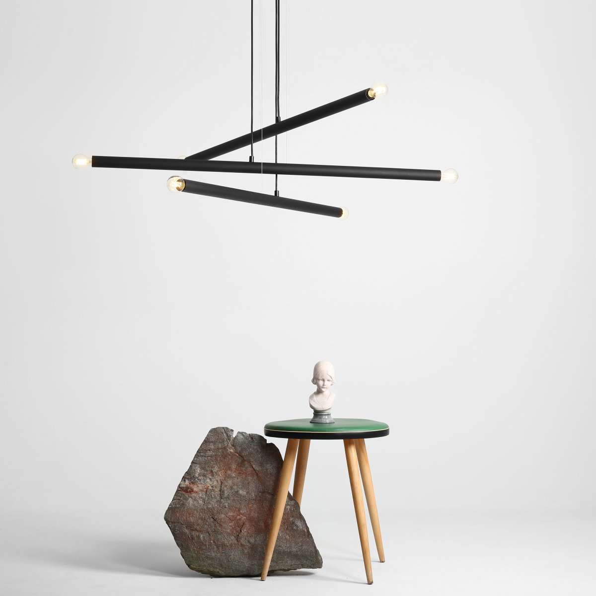 Tubo 6 100cm Zwart hanglamp Van Artera - De lamp bestaat uit drie smalle metalen buizen met een stijlvolle zwarte afwerking, die op verschillende hoogtes en hoeken zijn geplaatst en zo een spannend en luchtig effect creëren.