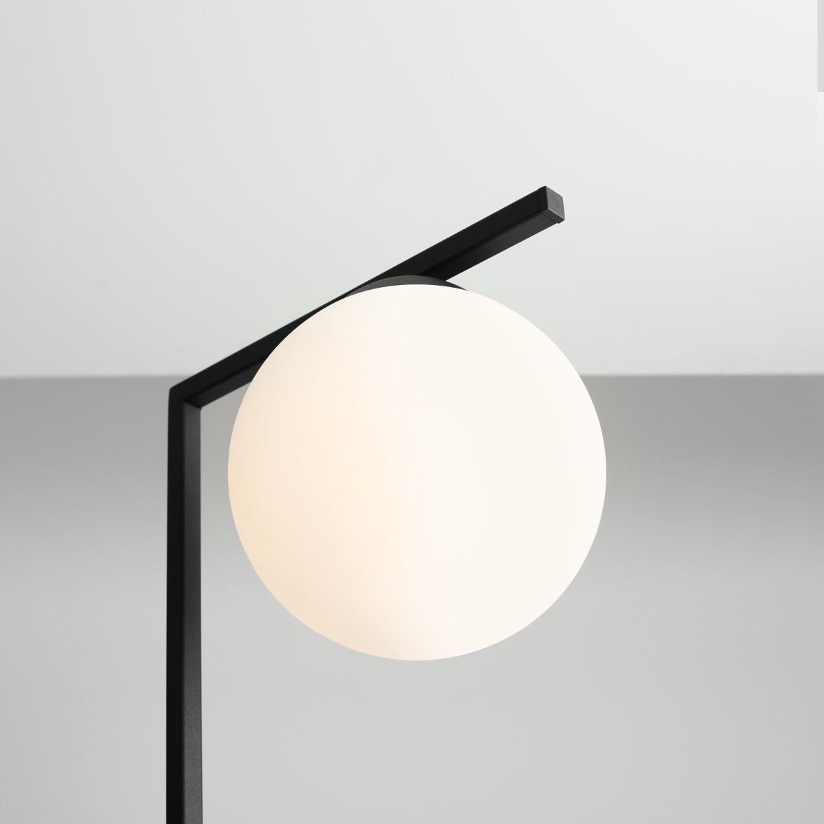 Zac Zwart vloerlamp Van Artera - De witte glazen kap verspreidt een zacht en aangenaam licht, terwijl het stabiele metalen frame de lamp een elegante uitstraling geeft.