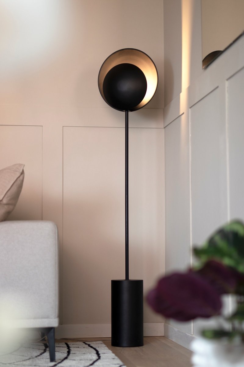Orbit Zwart vloerlamp Van Globen Lighting - Orbit is gemaakt van matzwart gelakt metaal en heeft een verborgen lamphouder die indirect licht geeft.