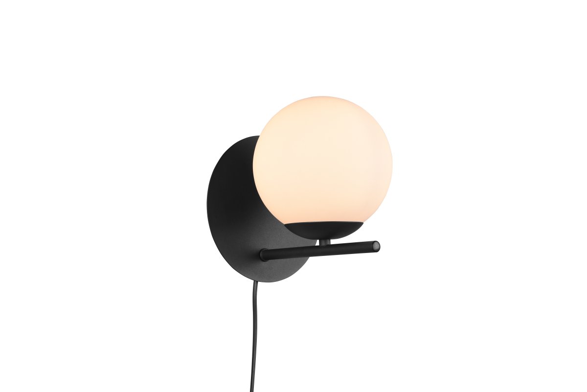 Pure Ø16 Zwart wandlamp Van Trio Lighting - De lamp kan zowel vast gemonteerd worden als met het meegeleverde snoer met stekker en schakelaar.