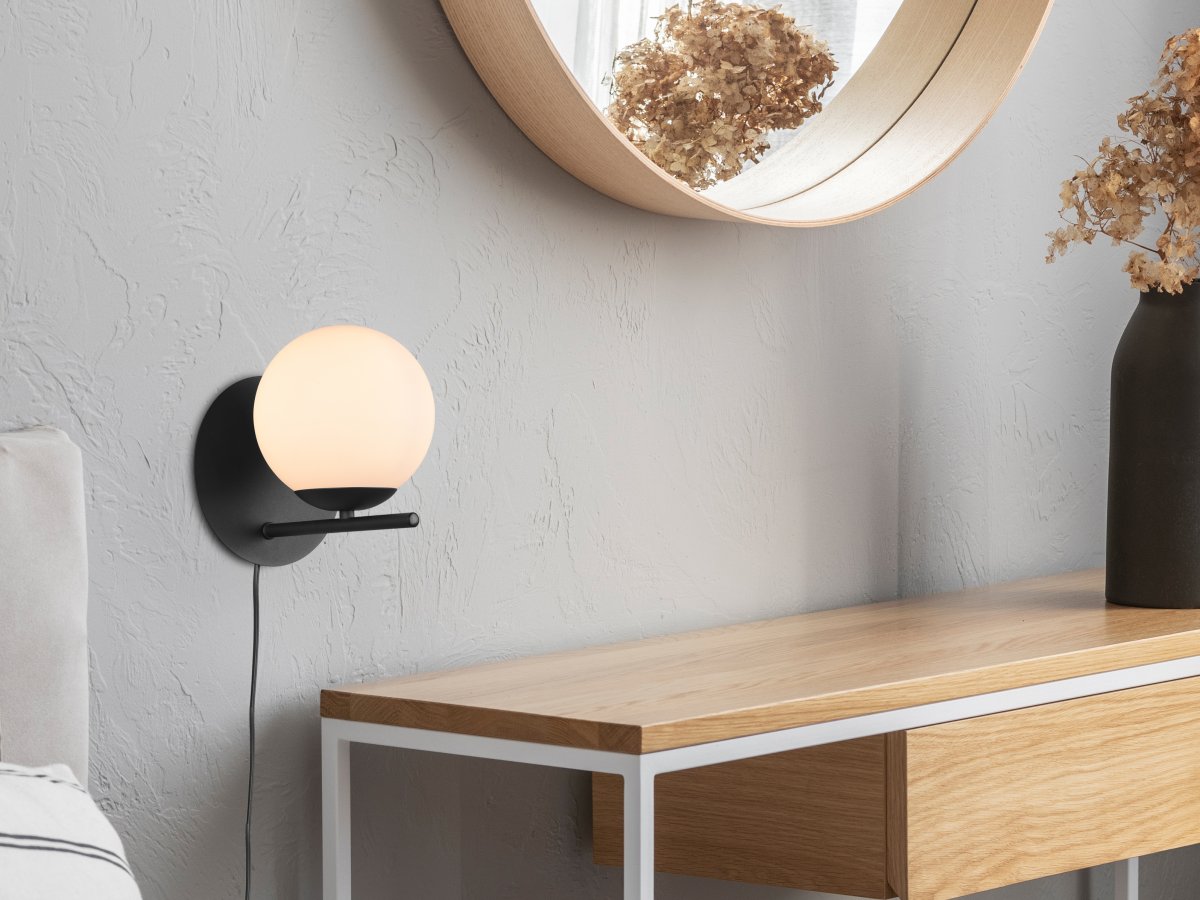 Pure Ø16 Zwart wandlamp Van Trio Lighting - De lamp kan zowel vast gemonteerd worden als met het meegeleverde snoer met stekker en schakelaar.
