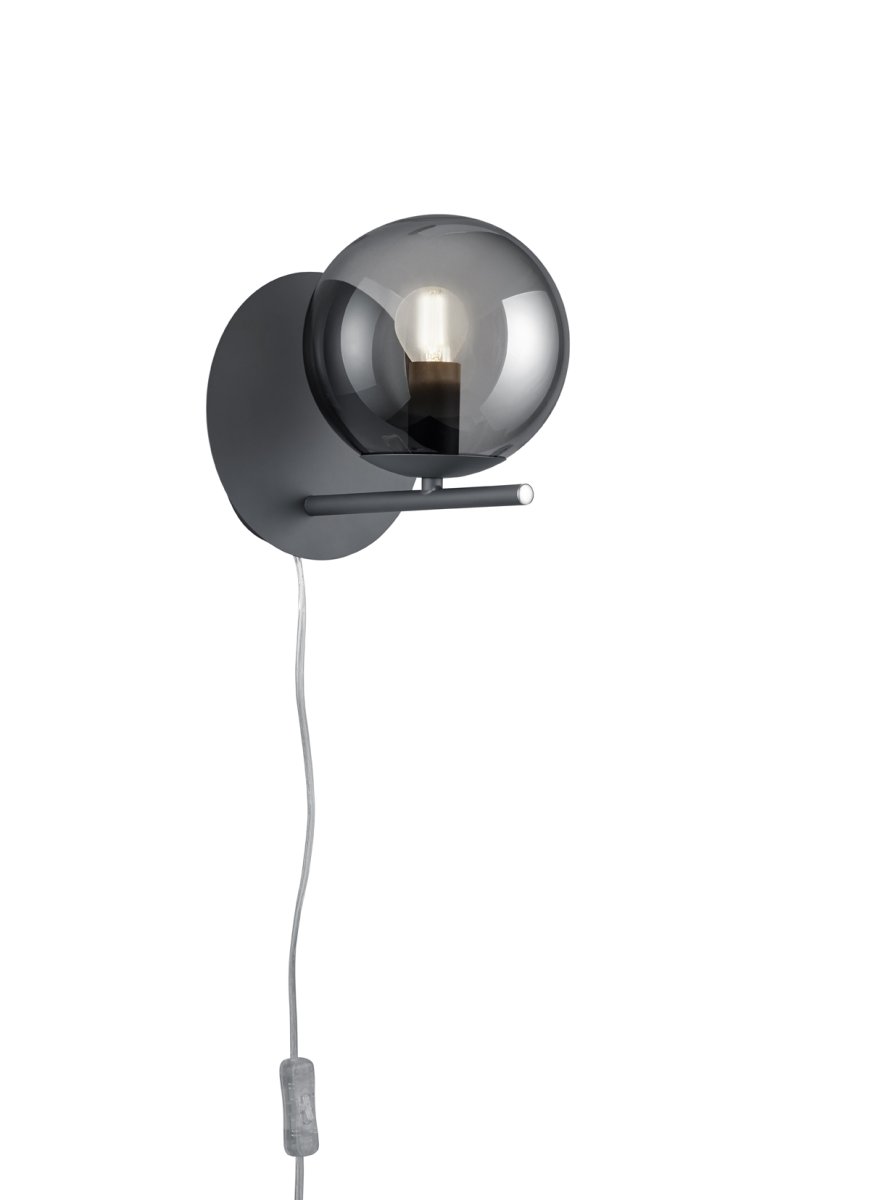Pure Ø16 Rookkleurig wandlamp Van Trio Lighting - De lamp kan zowel vast gemonteerd worden als met het meegeleverde snoer met stekker en schakelaar.