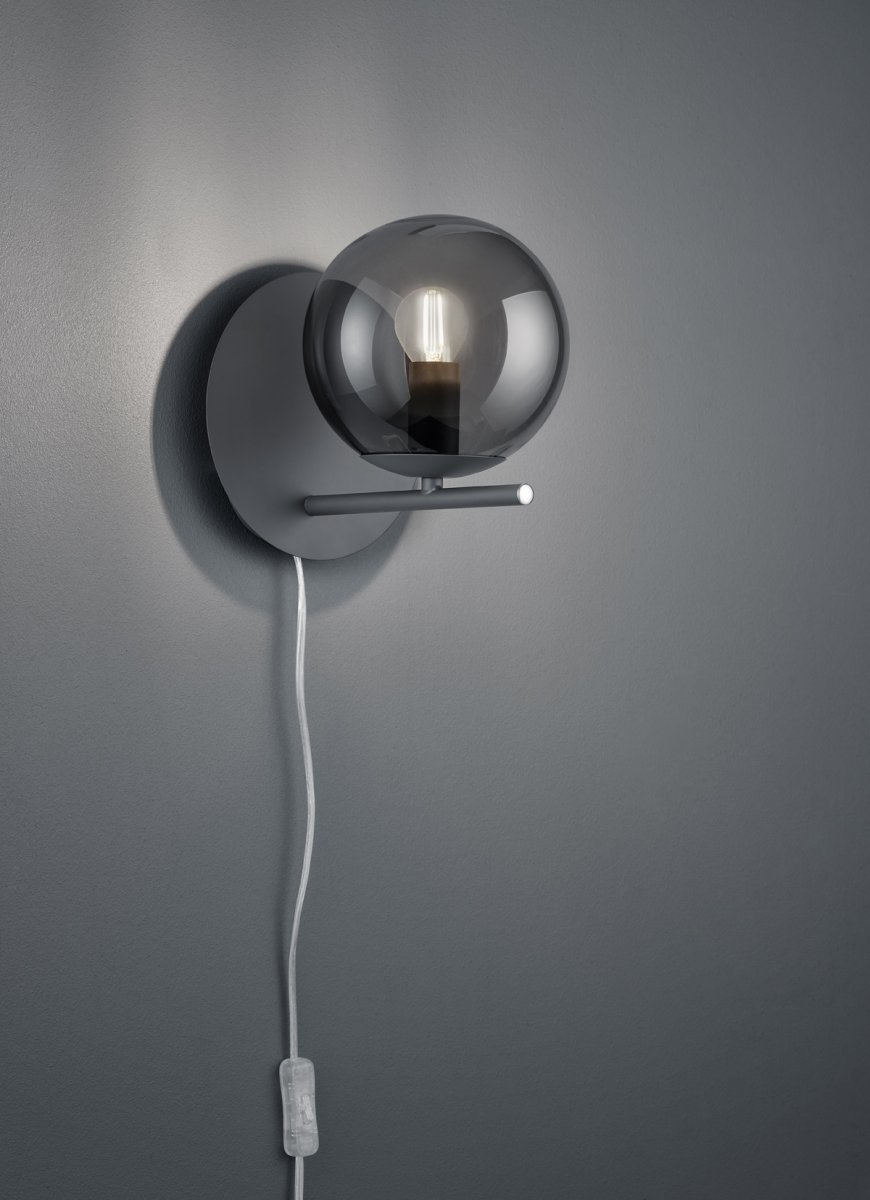 Pure Ø16 Rookkleurig wandlamp Van Trio Lighting - De lamp kan zowel vast gemonteerd worden als met het meegeleverde snoer met stekker en schakelaar.
