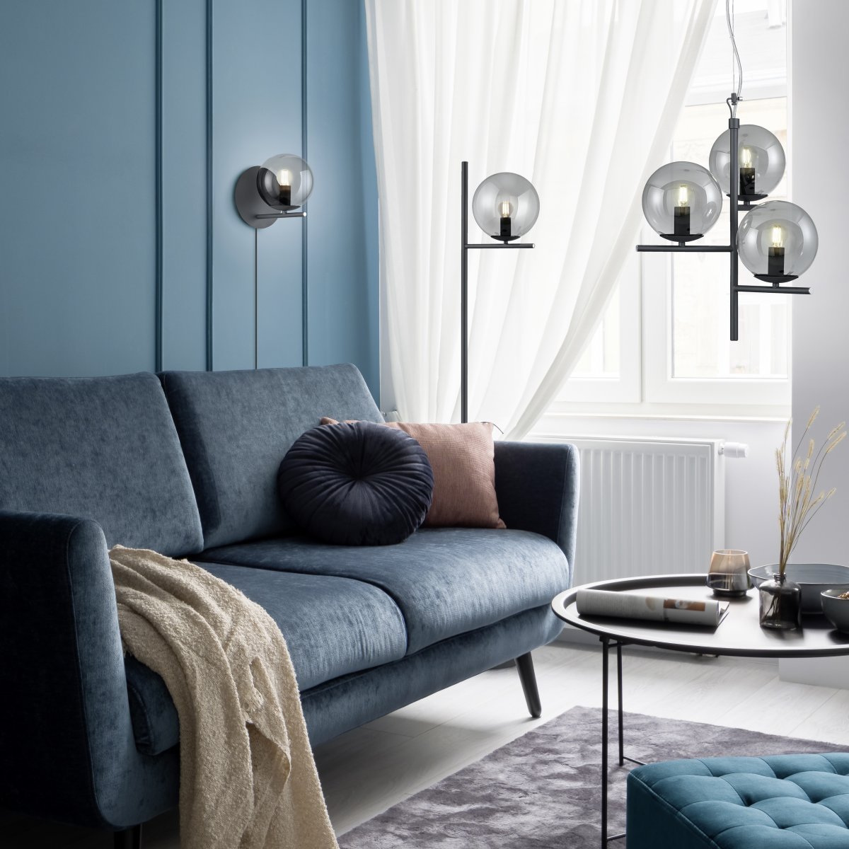 Pure Ø16 Rookkleurig wandlamp Van Trio Lighting - De lamp kan zowel vast gemonteerd worden als met het meegeleverde snoer met stekker en schakelaar.