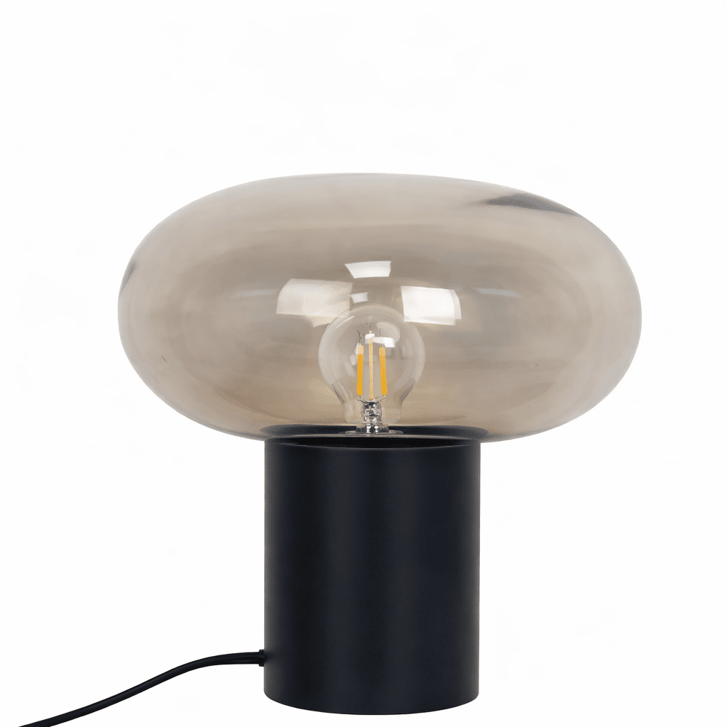 Alba 32cm Zwart/amber tafellamp Van Nordic Lighting - De zwarte metalen voet zorgt voor een stabiele en elegante uitstraling, terwijl de amberkleurige glazen kap een zacht en sfeervol licht cre&euml;ert.