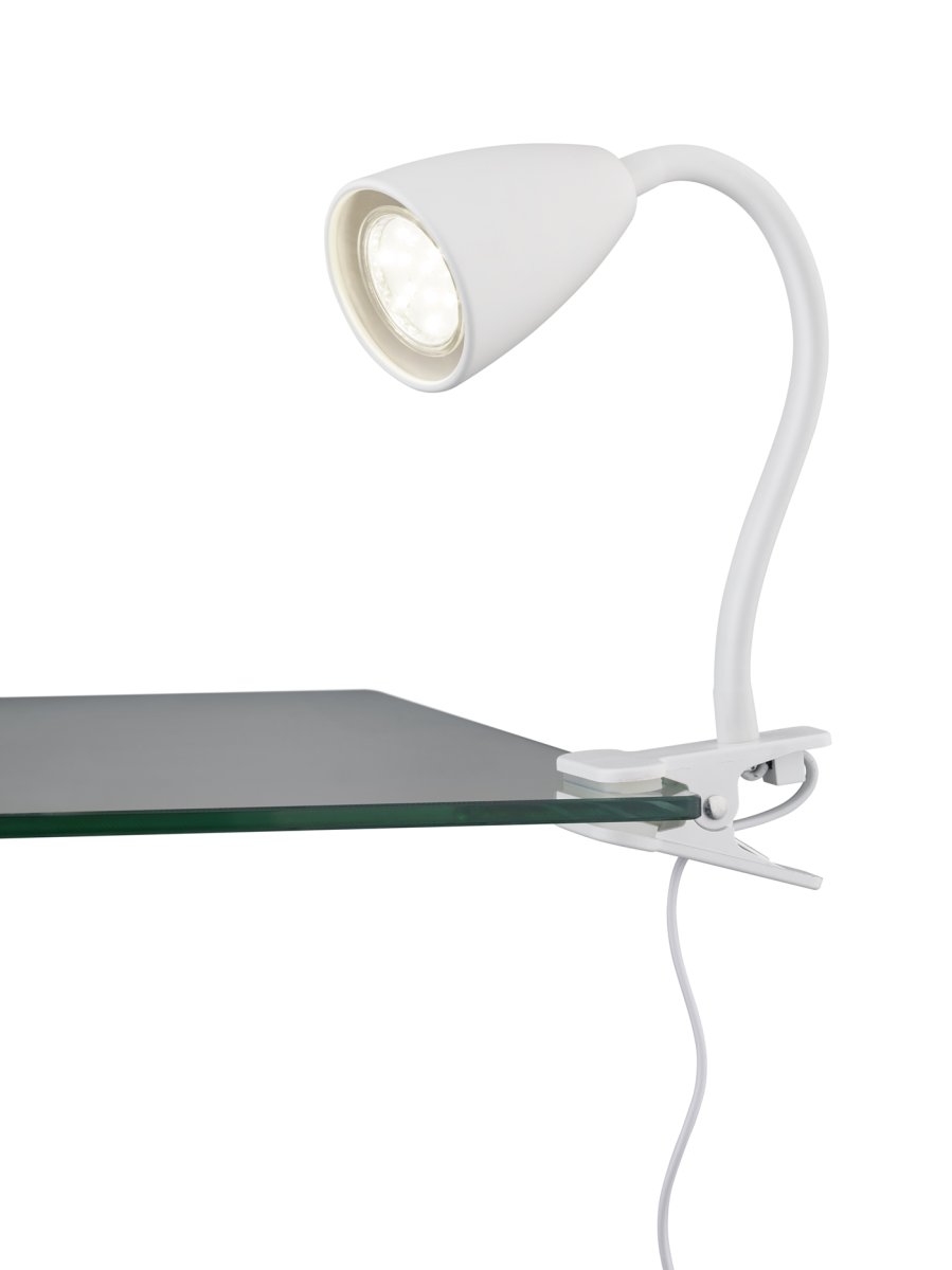 Wanda Wit klemlamp Van Trio Lighting - De lamp kan op de juiste manier op het bureau of op een plank worden geplaatst en zorgt dankzij de flexibele verstelmogelijkheden van de lamparm voor optimale verlichting.