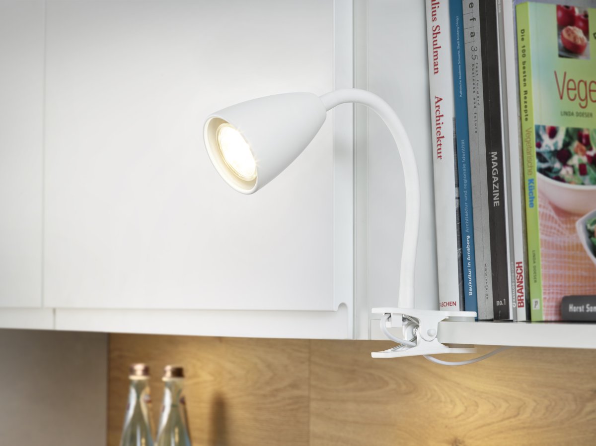 Wanda Wit klemlamp Van Trio Lighting - De lamp kan op de juiste manier op het bureau of op een plank worden geplaatst en zorgt dankzij de flexibele verstelmogelijkheden van de lamparm voor optimale verlichting.