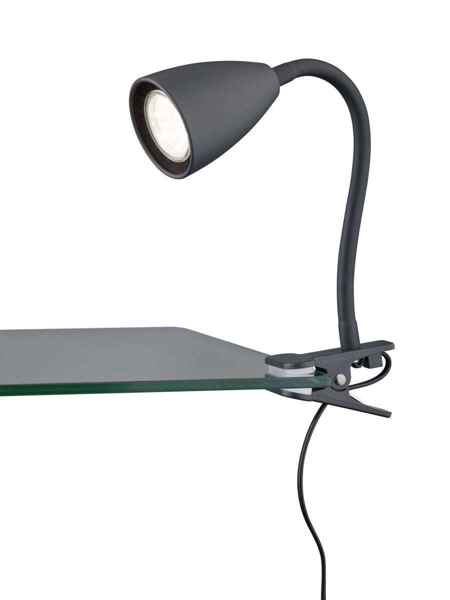 Wanda Zwart klemlamp Van Trio Lighting - De lamp kan op de juiste manier op het bureau of op een plank worden geplaatst en zorgt dankzij de flexibele verstelmogelijkheden van de lamparm voor optimale verlichting.