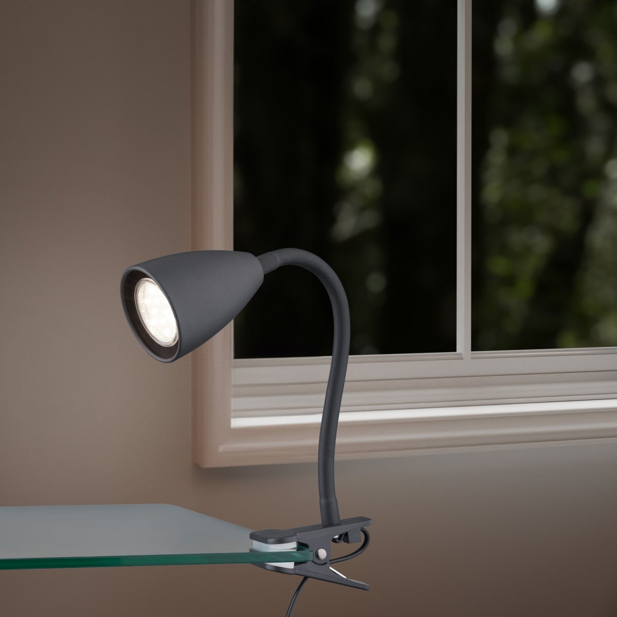 Wanda Zwart klemlamp Van Trio Lighting - De lamp kan op de juiste manier op het bureau of op een plank worden geplaatst en zorgt dankzij de flexibele verstelmogelijkheden van de lamparm voor optimale verlichting.