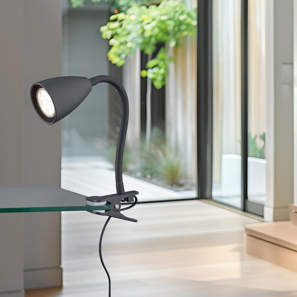 Wanda Zwart klemlamp Van Trio Lighting - De lamp kan op de juiste manier op het bureau of op een plank worden geplaatst en zorgt dankzij de flexibele verstelmogelijkheden van de lamparm voor optimale verlichting.