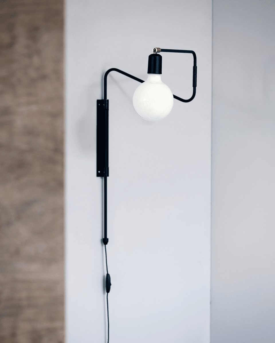 Swing 35cm Zwart wandlamp Van House Doctor - Swing van House Doctor is een bijzondere wandlamp met een spannend uiterlijk.