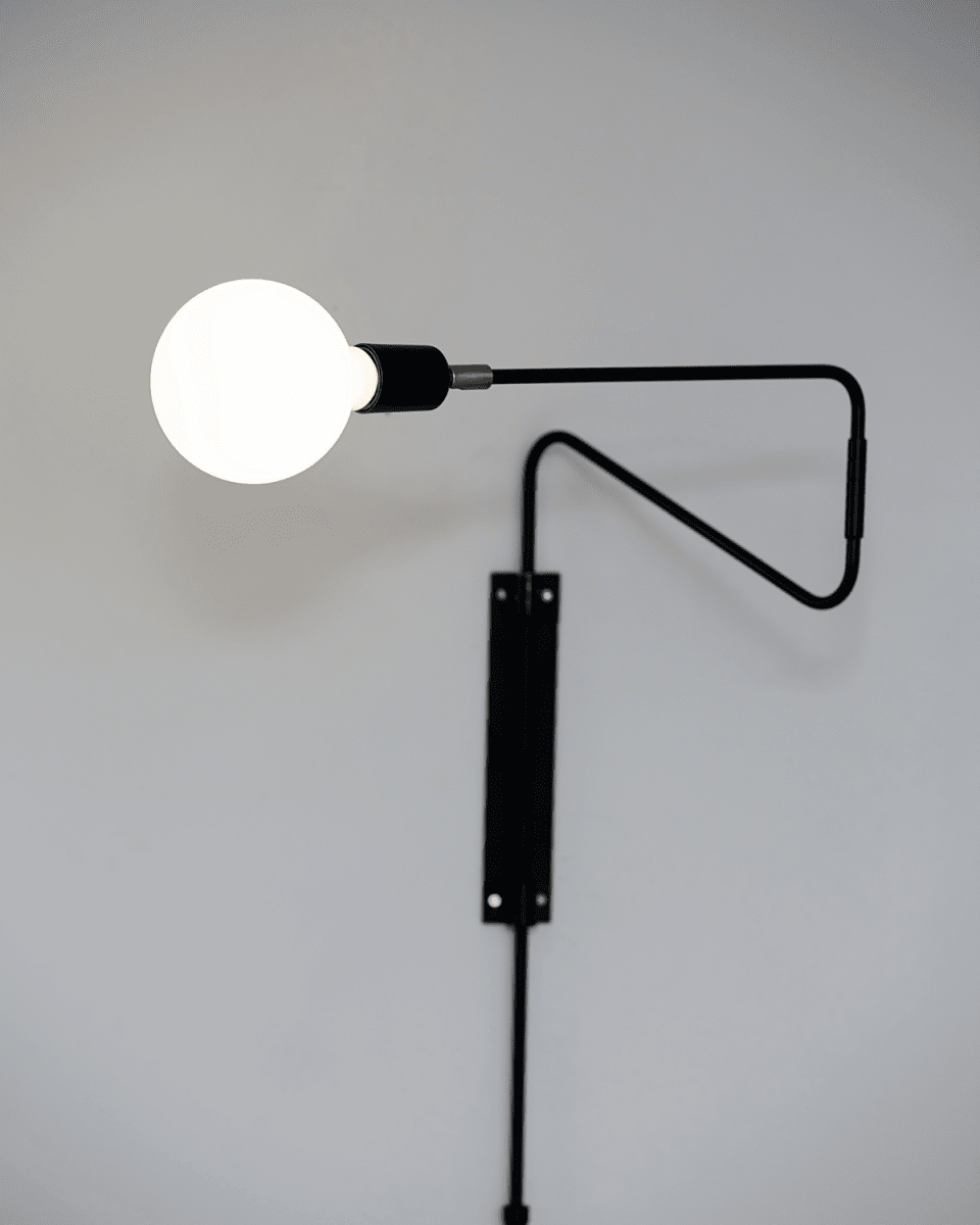 Swing 35cm Zwart wandlamp Van House Doctor - Swing van House Doctor is een bijzondere wandlamp met een spannend uiterlijk.