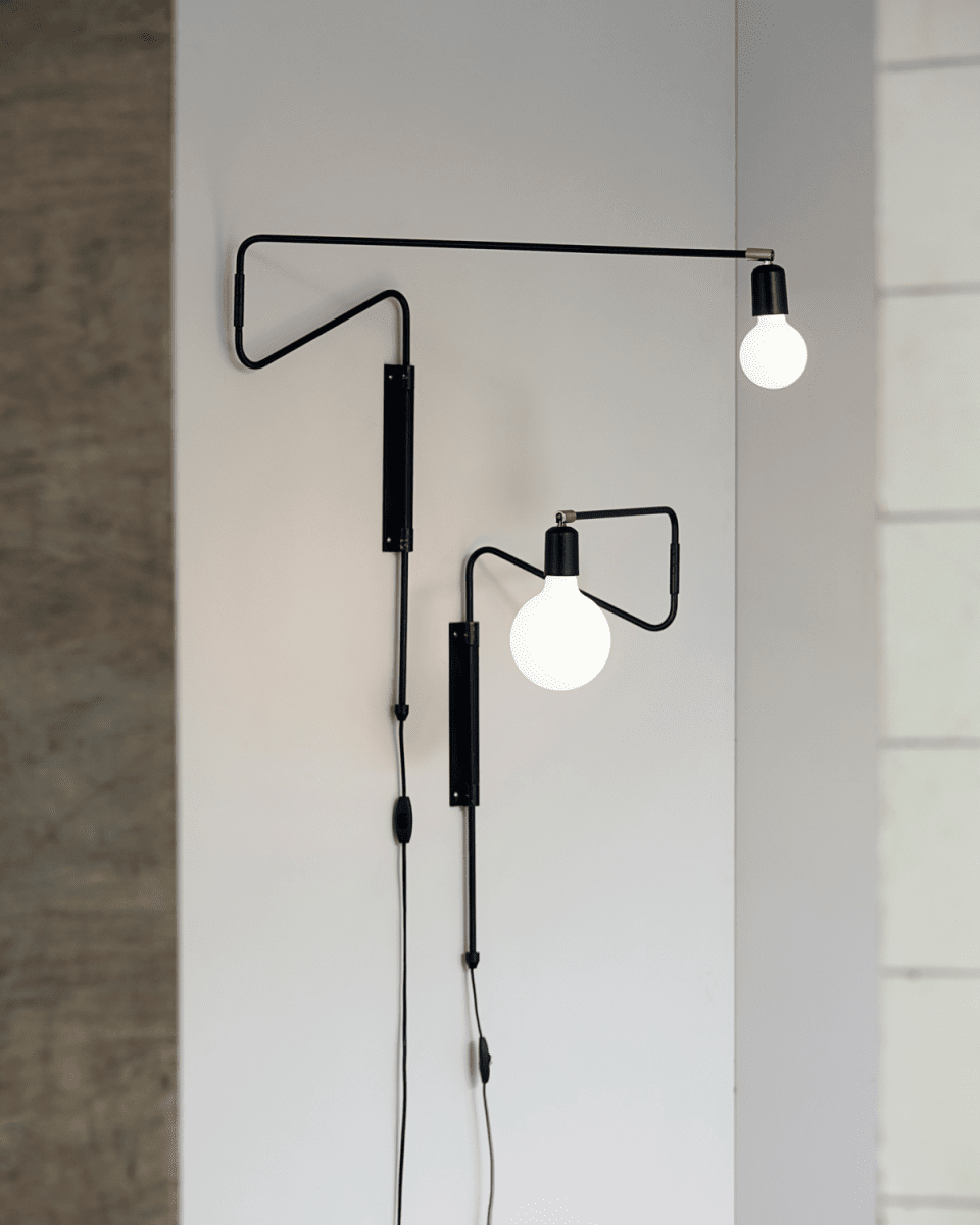 Swing 70cm Zwart wandlamp Van House Doctor - Swing van House Doctor is een prachtige wandlamp met een innovatieve en mooie uitstraling, gemaakt van zwart metaal.