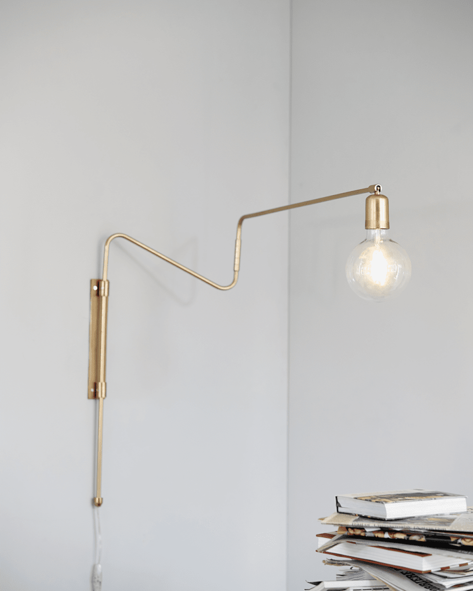 Swing 70cm Messing wandlamp Van House Doctor - Swing van House Doctor is een prachtige wandlamp met een innovatieve en mooie uitstraling, uitgevoerd in een messing afwerking.