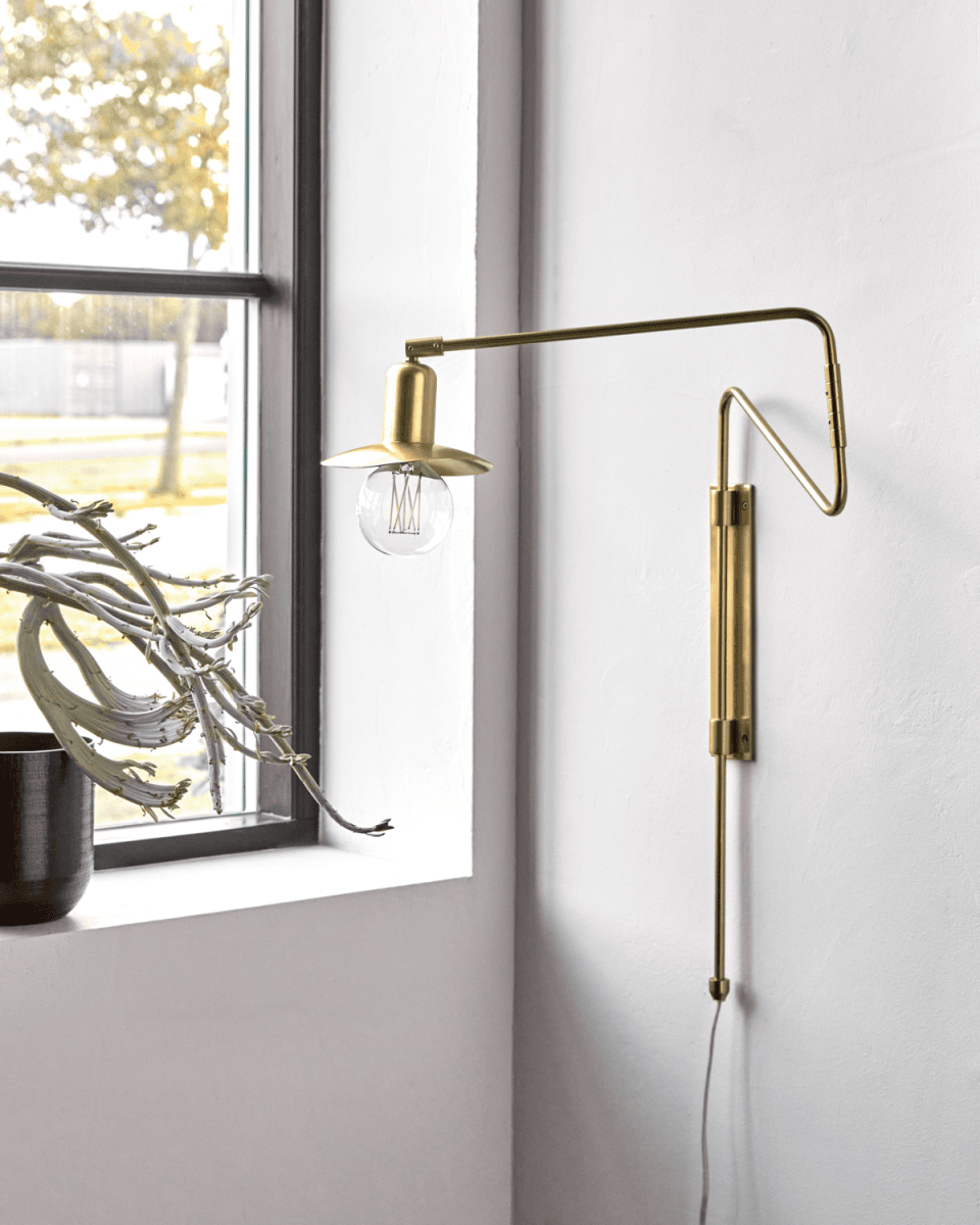 Swing 35cm Messing wandlamp Van House Doctor - Geef uw huis een vleugje elegantie met deze elegante wandlamp, ontworpen in de kenmerkende Swing-stijl met een messing afwerking.