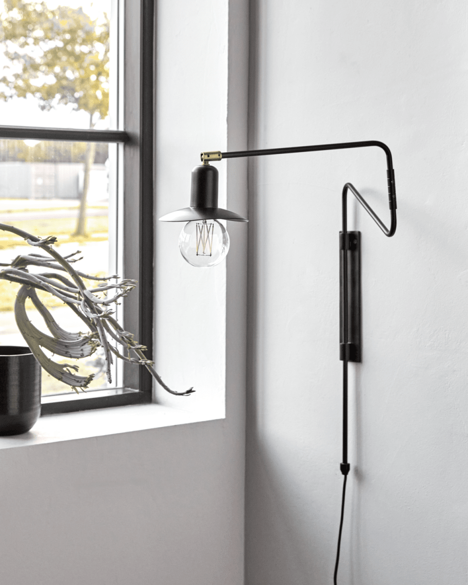 Swing 35cm Zwart wandlamp Van House Doctor - Het bekende draaibare ontwerp in een elegante zwarte afwerking wordt aangevuld met een charmante kleine lampenkap die een gezellige sfeer cre&euml;ert en een gevoel van verfijning geeft.